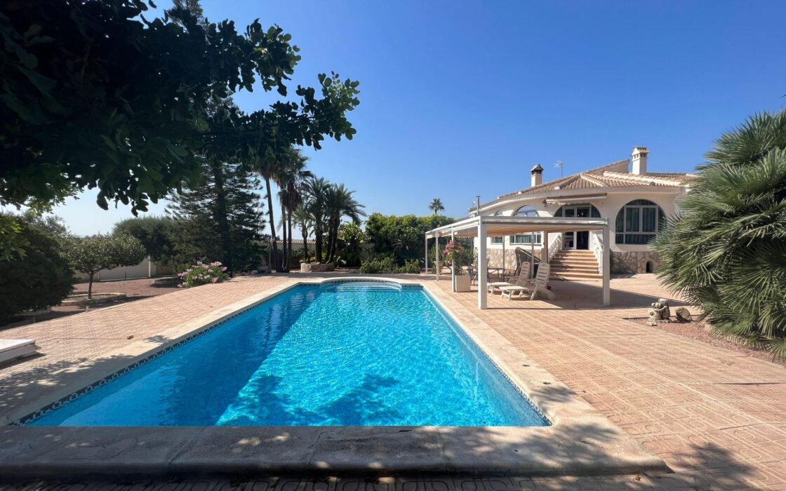 Эффектная вилла в Сьюдад-Кесада с бассейном и видом 236 кв.м