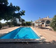 Эффектная вилла в Сьюдад-Кесада с бассейном и видом 236 кв.м