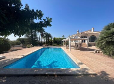 Ефектна вілла в Сьюдад-Кесада з басейном і видом 236 кв.м