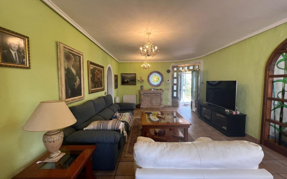 Эффектная вилла в Сьюдад-Кесада с бассейном и видом 236 кв.м