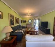 Эффектная вилла в Сьюдад-Кесада с бассейном и видом 236 кв.м