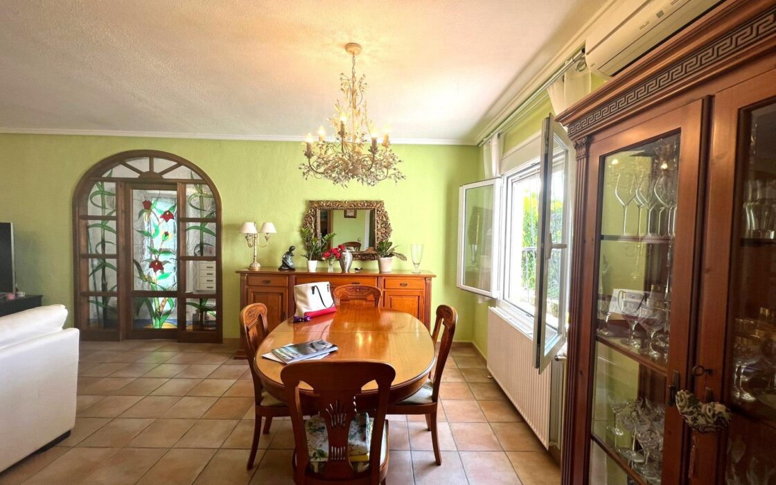 Эффектная вилла в Сьюдад-Кесада с бассейном и видом 236 кв.м