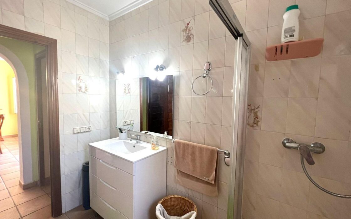 Эффектная вилла в Сьюдад-Кесада с бассейном и видом 236 кв.м