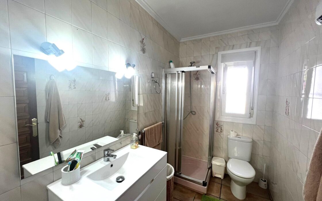 Эффектная вилла в Сьюдад-Кесада с бассейном и видом 236 кв.м