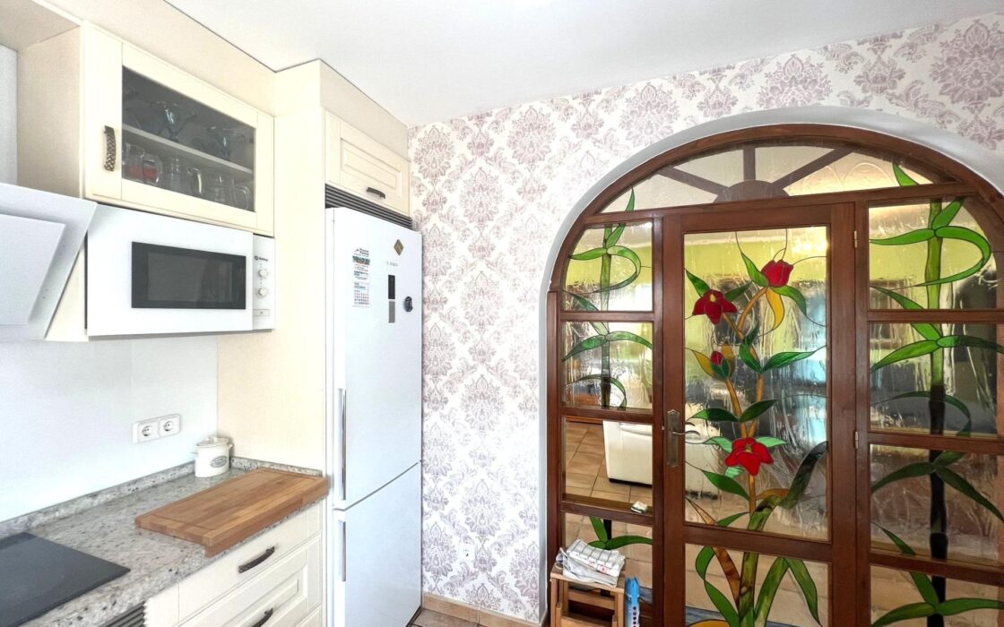 Эффектная вилла в Сьюдад-Кесада с бассейном и видом 236 кв.м