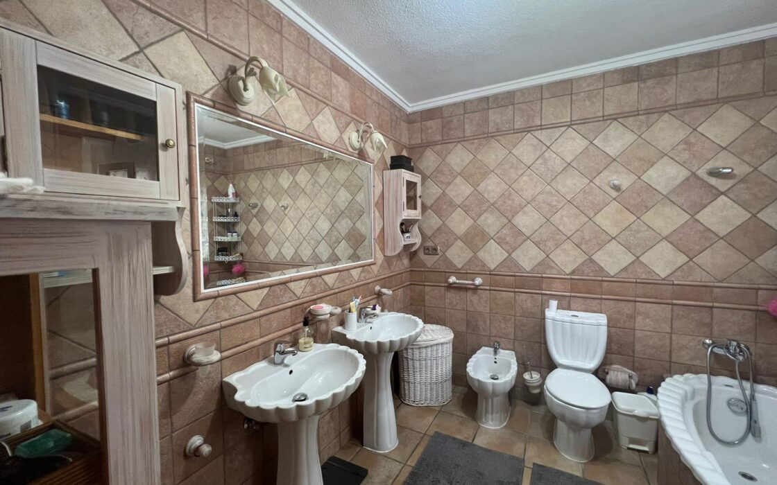 Эффектная вилла в Сьюдад-Кесада с бассейном и видом 236 кв.м