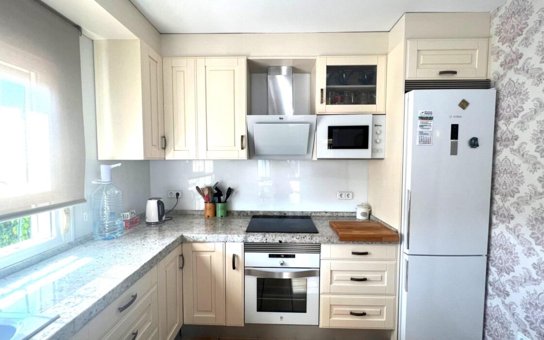 Эффектная вилла в Сьюдад-Кесада с бассейном и видом 236 кв.м