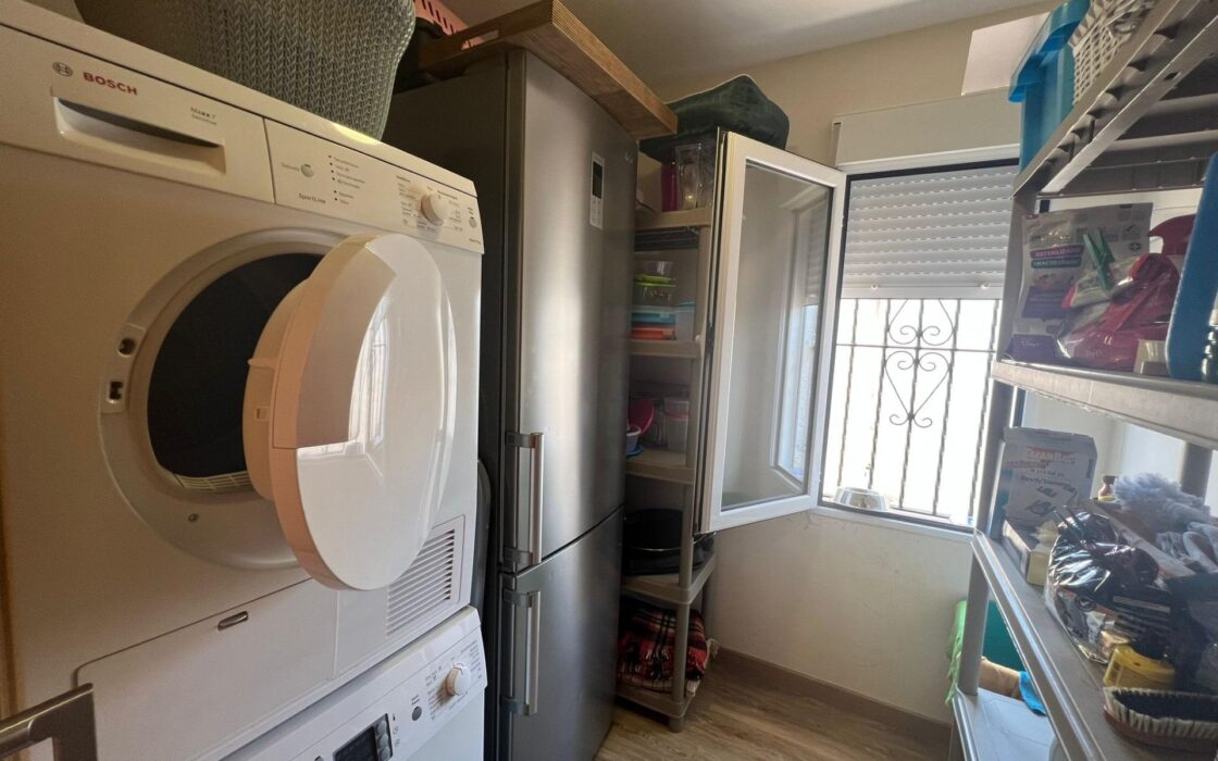 Эффектная вилла в Сьюдад-Кесада с бассейном и видом 236 кв.м