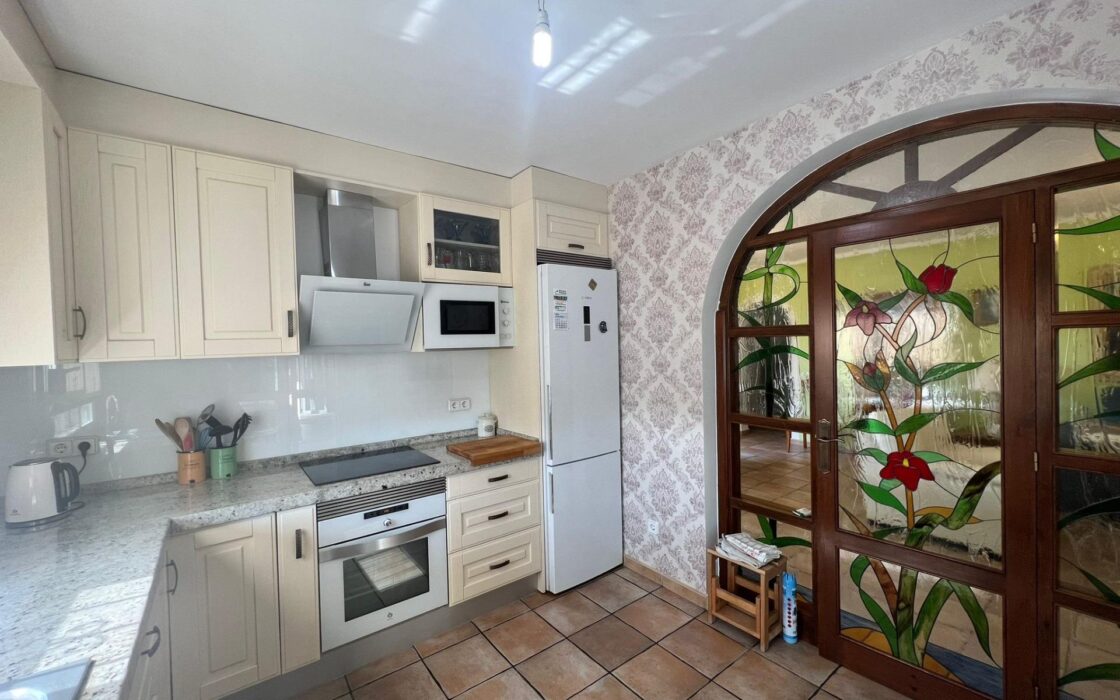 Эффектная вилла в Сьюдад-Кесада с бассейном и видом 236 кв.м