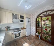 Эффектная вилла в Сьюдад-Кесада с бассейном и видом 236 кв.м