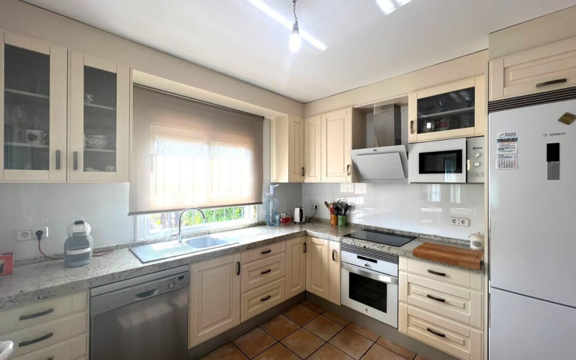 Эффектная вилла в Сьюдад-Кесада с бассейном и видом 236 кв.м