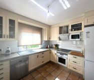 Эффектная вилла в Сьюдад-Кесада с бассейном и видом 236 кв.м