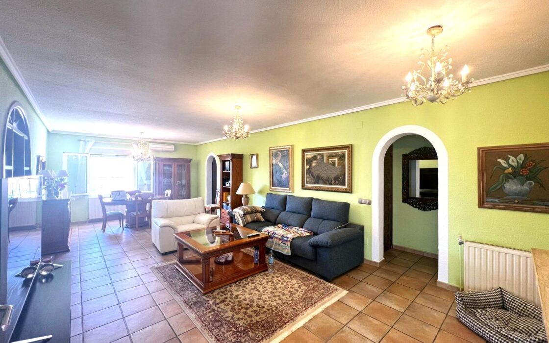 Эффектная вилла в Сьюдад-Кесада с бассейном и видом 236 кв.м