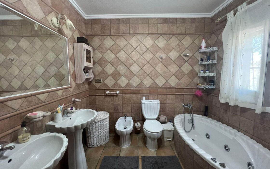 Эффектная вилла в Сьюдад-Кесада с бассейном и видом 236 кв.м