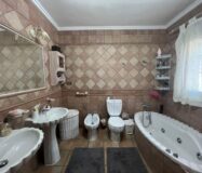 Эффектная вилла в Сьюдад-Кесада с бассейном и видом 236 кв.м