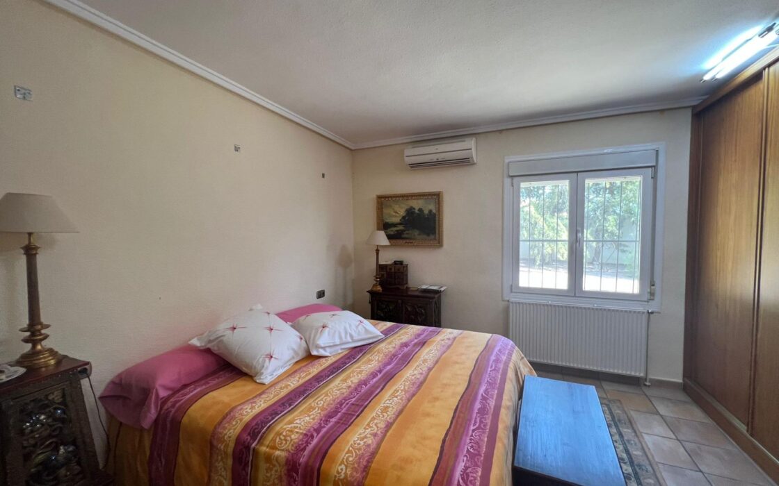 Эффектная вилла в Сьюдад-Кесада с бассейном и видом 236 кв.м