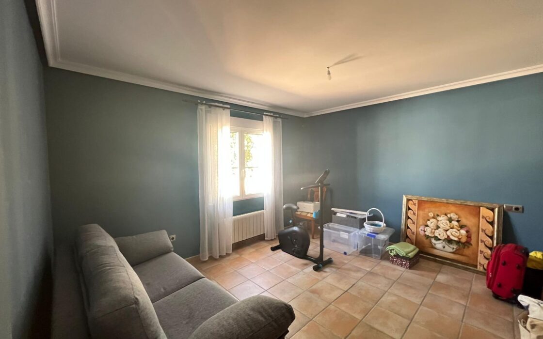 Эффектная вилла в Сьюдад-Кесада с бассейном и видом 236 кв.м