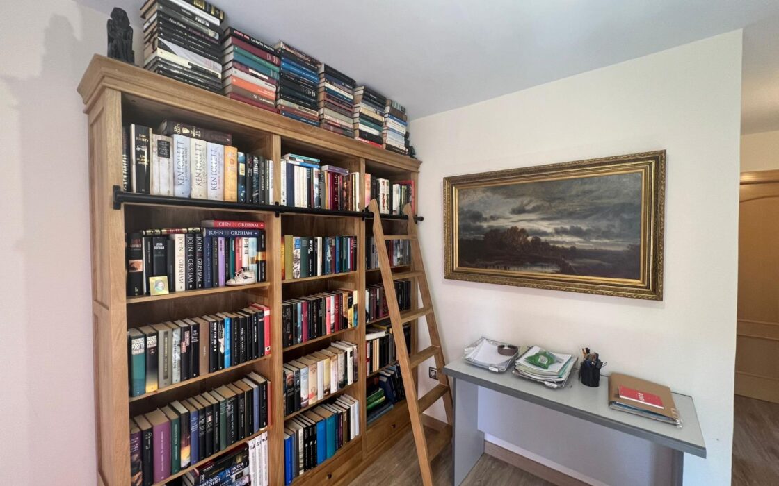 Эффектная вилла в Сьюдад-Кесада с бассейном и видом 236 кв.м