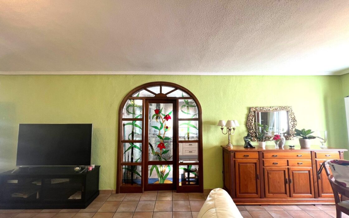 Эффектная вилла в Сьюдад-Кесада с бассейном и видом 236 кв.м