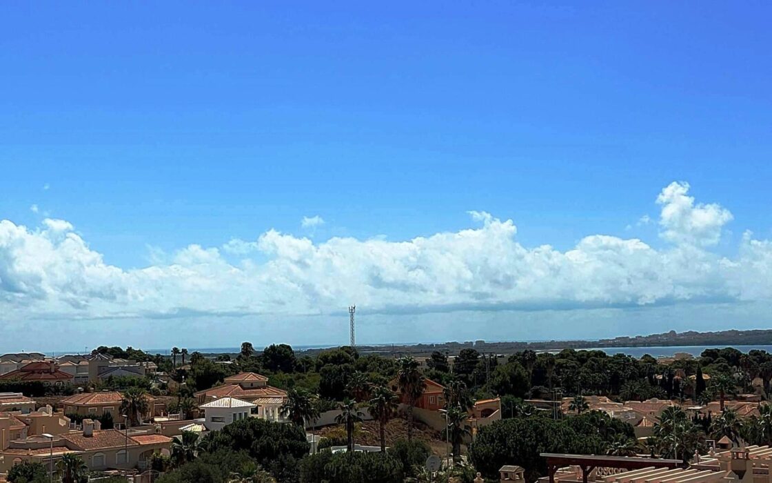 Вилла в Сьюдад Кесада 210 кв.м с бассейном и террасой