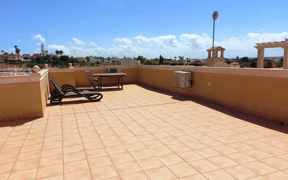 Вилла в Сьюдад Кесада 210 кв.м с бассейном и террасой