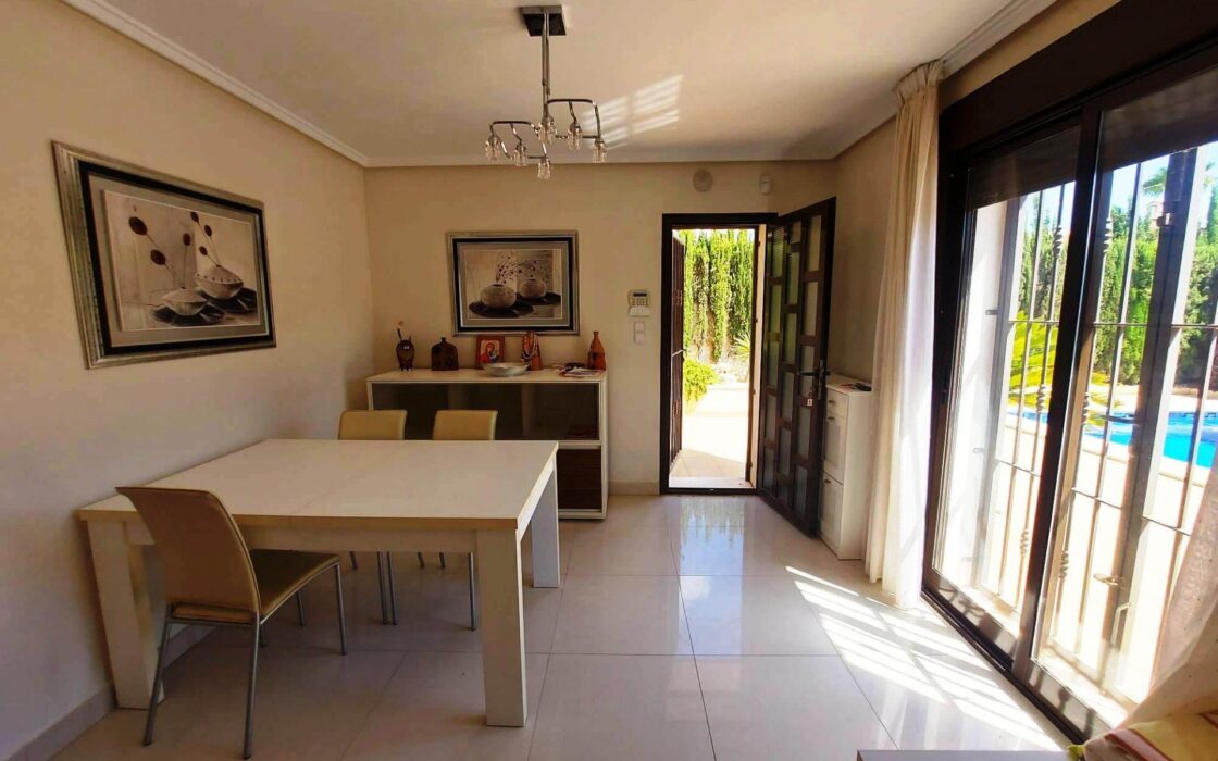 Вилла в Сьюдад Кесада 210 кв.м с бассейном и террасой