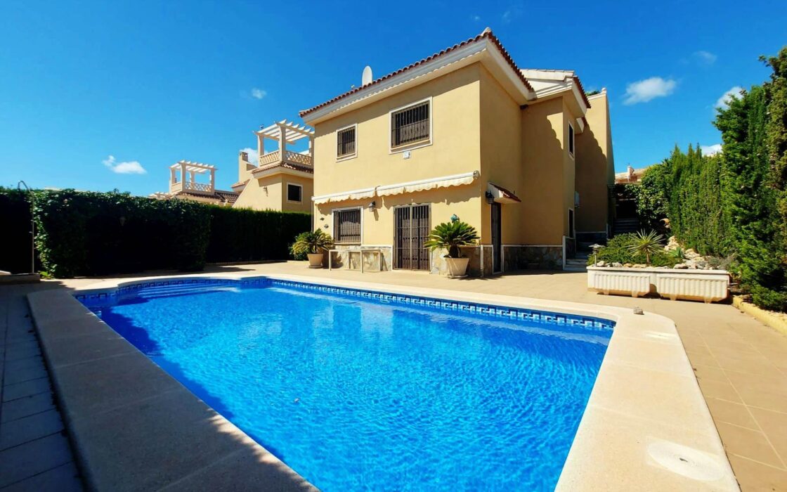 Вилла в Сьюдад Кесада 210 кв.м с бассейном и террасой