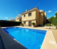 Вилла в Сьюдад Кесада 210 кв.м с бассейном и террасой