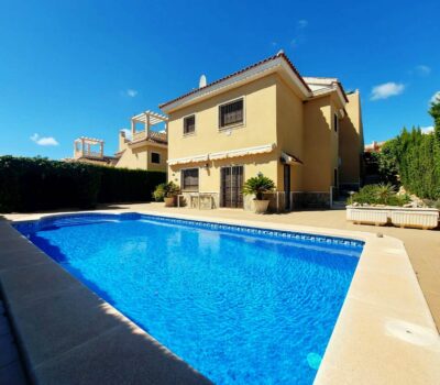 Вилла в Сьюдад Кесада 210 кв.м з басейном та терасою