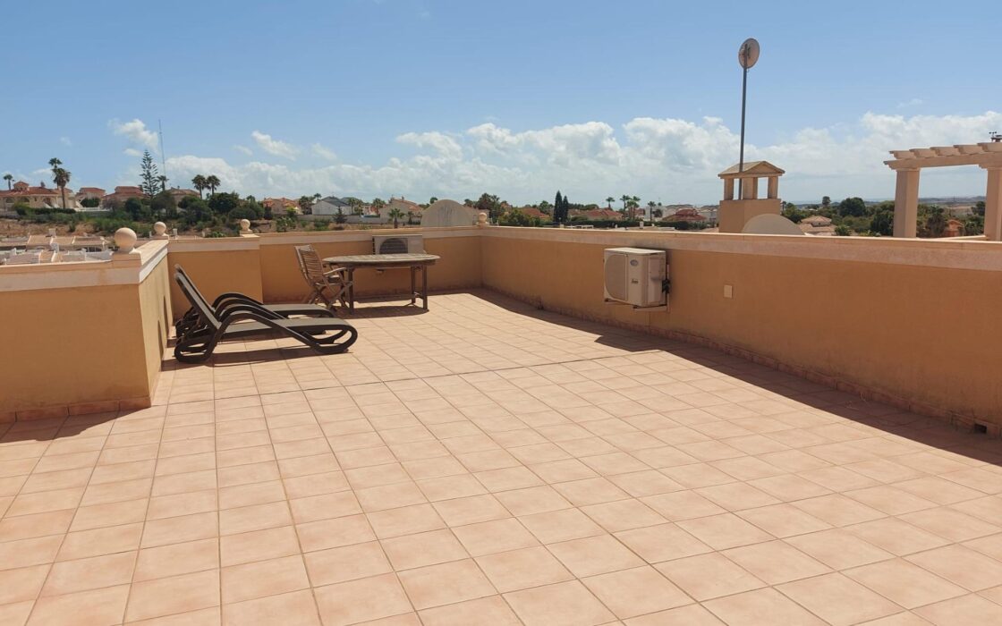 Вилла в Сьюдад Кесада 210 кв.м с бассейном и террасой