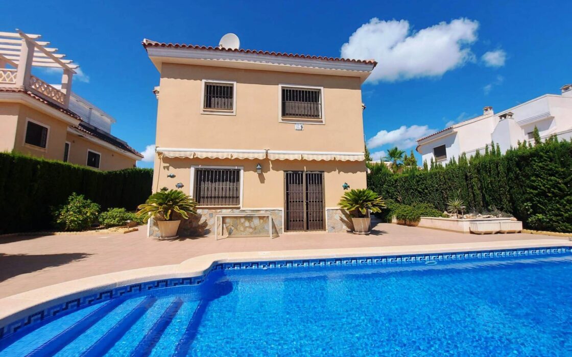 Вилла в Сьюдад Кесада 210 кв.м с бассейном и террасой