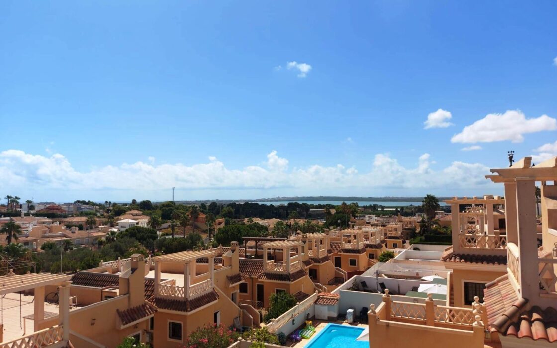 Вилла в Сьюдад Кесада 210 кв.м с бассейном и террасой