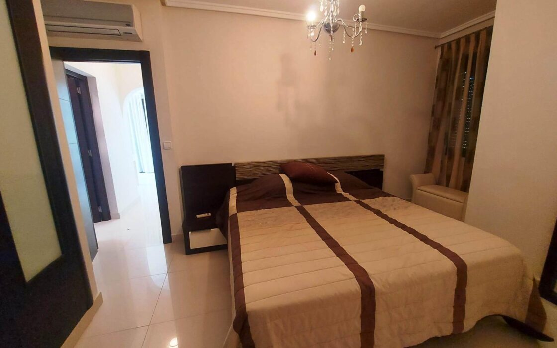 Вилла в Сьюдад Кесада 210 кв.м с бассейном и террасой