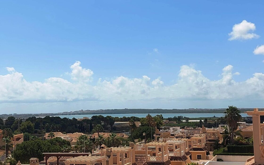 Вилла в Сьюдад Кесада 210 кв.м с бассейном и террасой