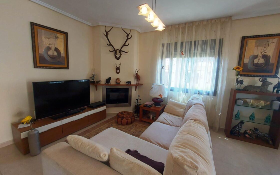 Вилла в Сьюдад Кесада 210 кв.м с бассейном и террасой