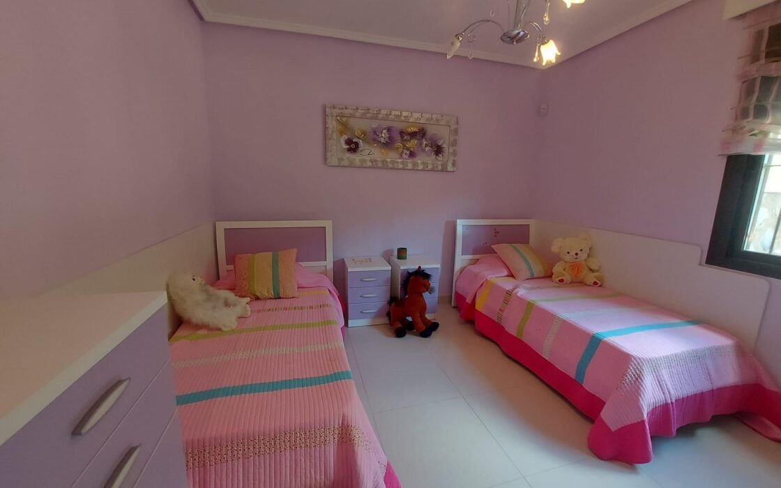 Вилла в Сьюдад Кесада 210 кв.м с бассейном и террасой