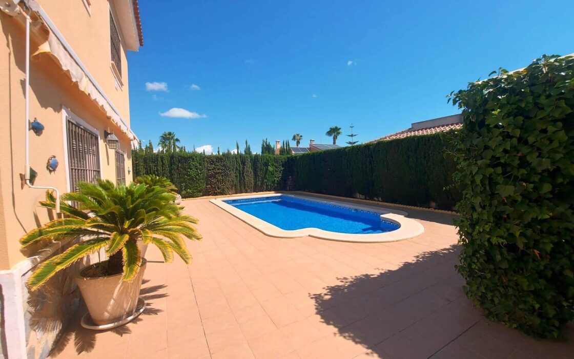 Вилла в Сьюдад Кесада 210 кв.м с бассейном и террасой