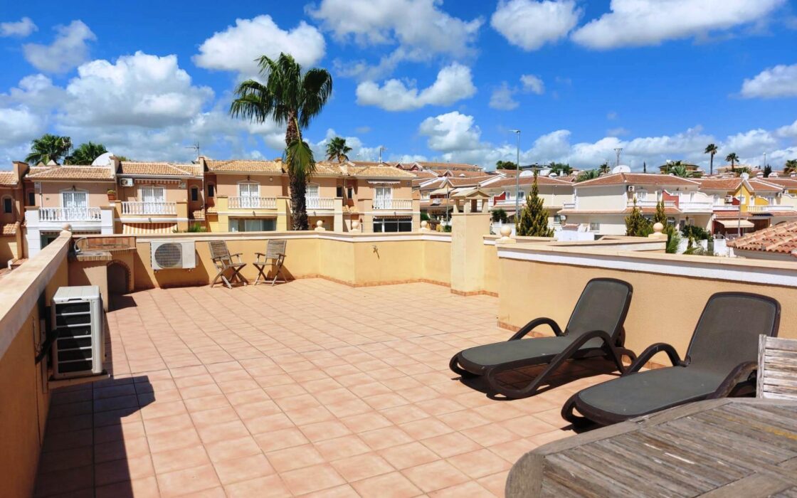 Вилла в Сьюдад Кесада 210 кв.м с бассейном и террасой