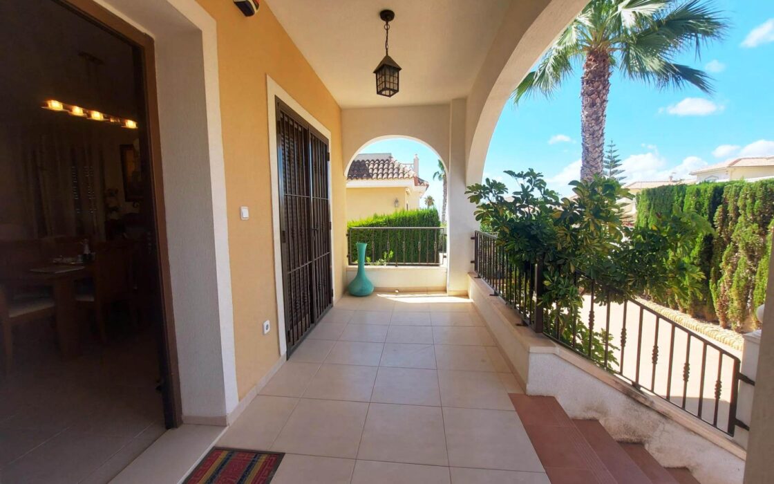 Вилла в Сьюдад Кесада 210 кв.м с бассейном и террасой