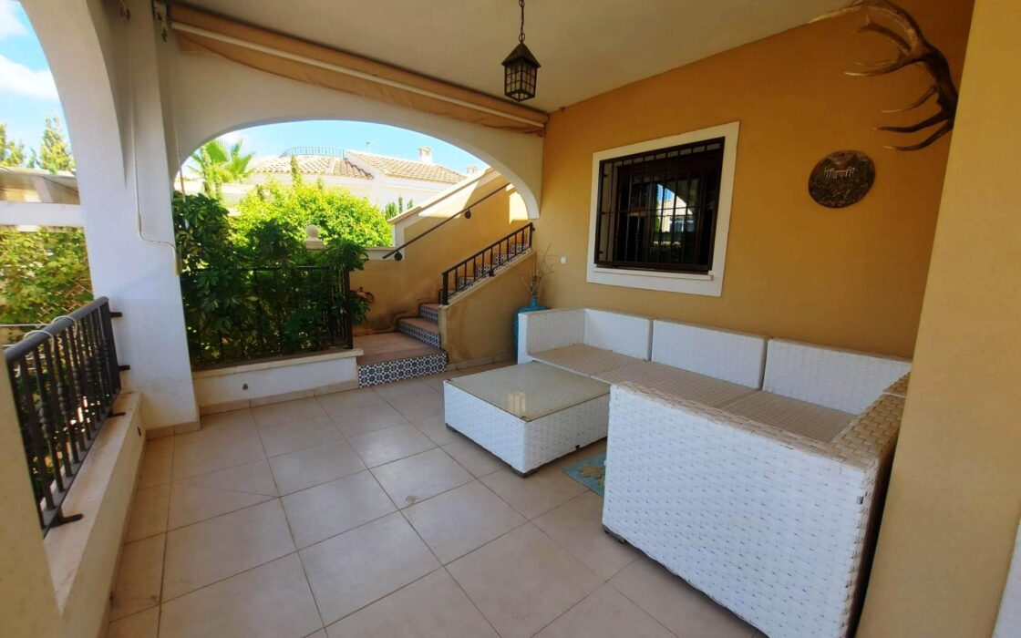 Вилла в Сьюдад Кесада 210 кв.м с бассейном и террасой