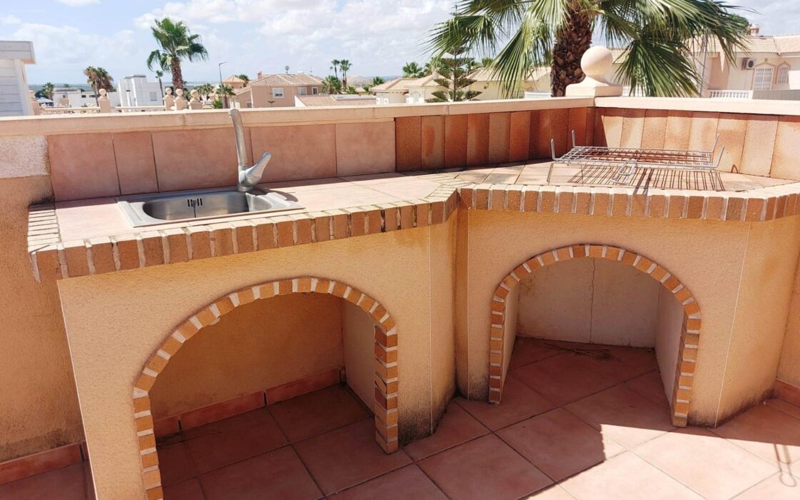 Вилла в Сьюдад Кесада 210 кв.м с бассейном и террасой