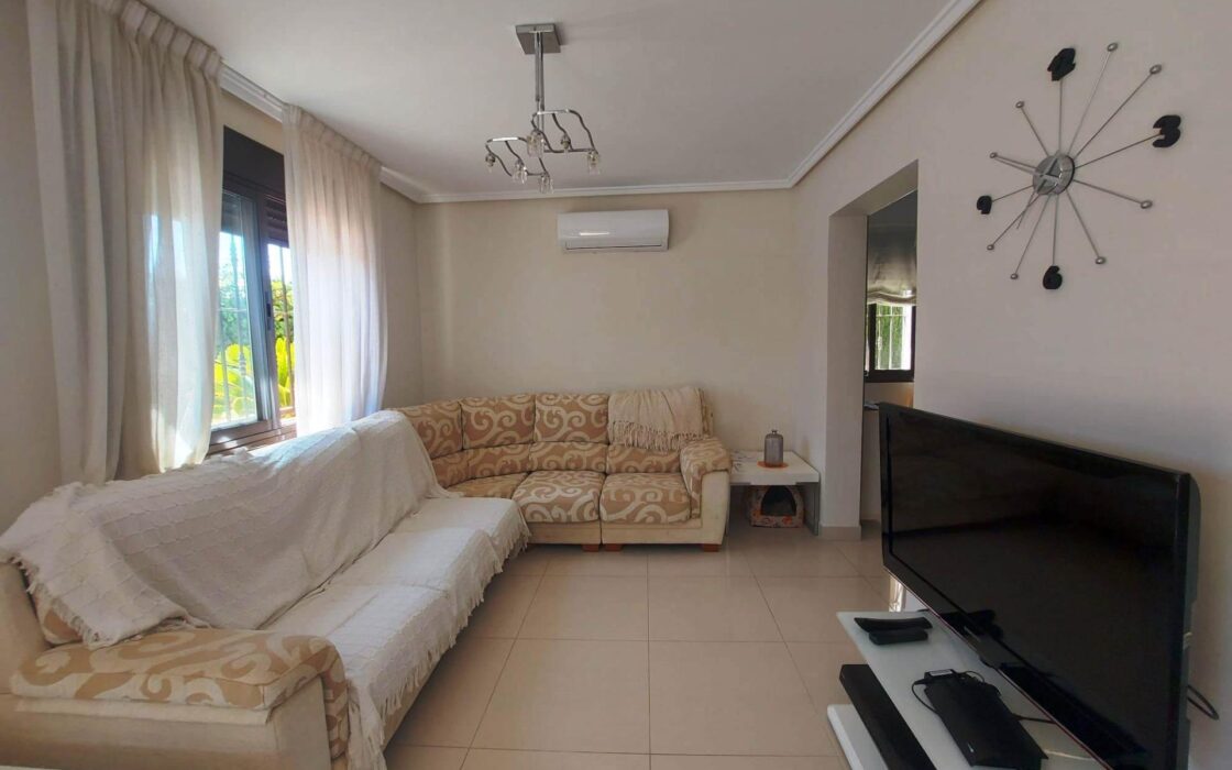 Вилла в Сьюдад Кесада 210 кв.м с бассейном и террасой