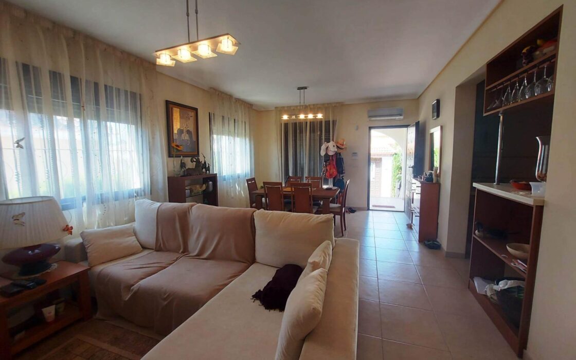 Вилла в Сьюдад Кесада 210 кв.м с бассейном и террасой