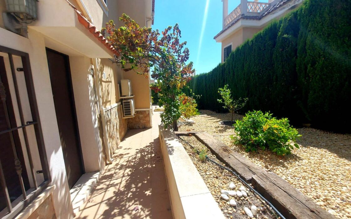 Вилла в Сьюдад Кесада 210 кв.м с бассейном и террасой