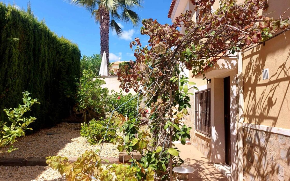 Вилла в Сьюдад Кесада 210 кв.м с бассейном и террасой