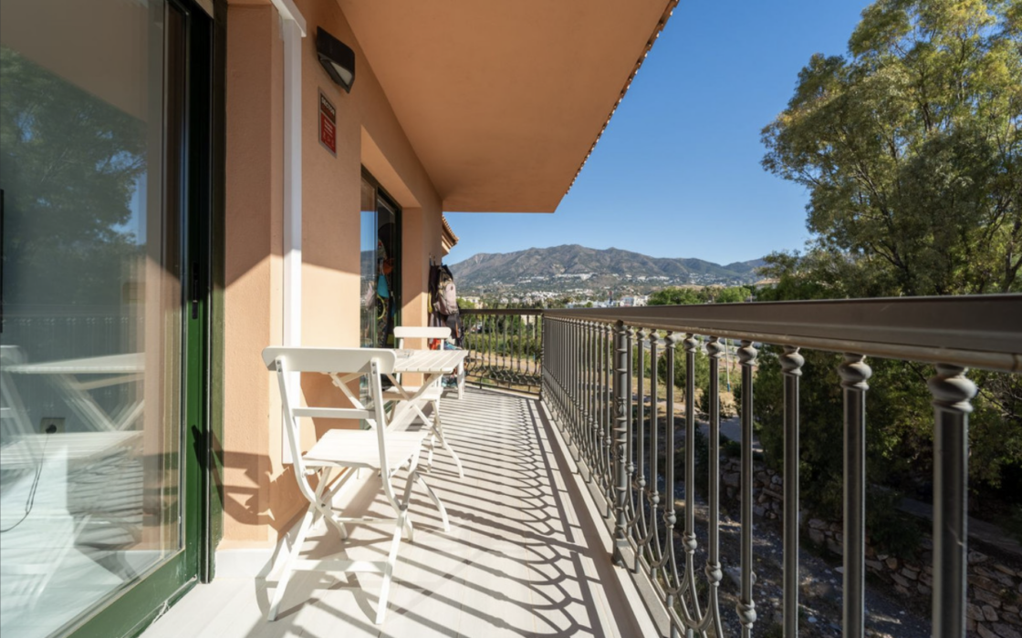 Квартира 70 кв.м с 2 спальнями в Фуэнхироле у горы