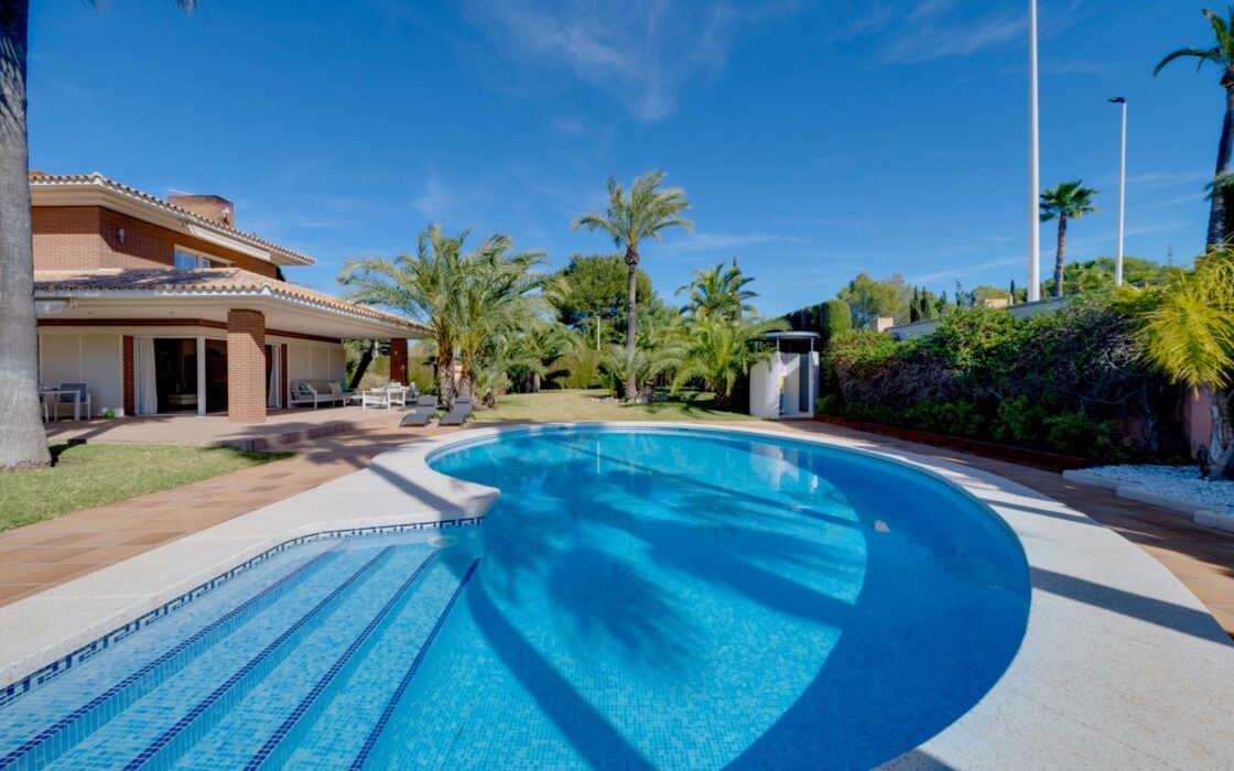 Эксклюзивная вилла в Бенидорме с террасой и бассейном