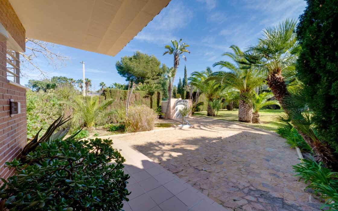 Эксклюзивная вилла в Бенидорме с террасой и бассейном