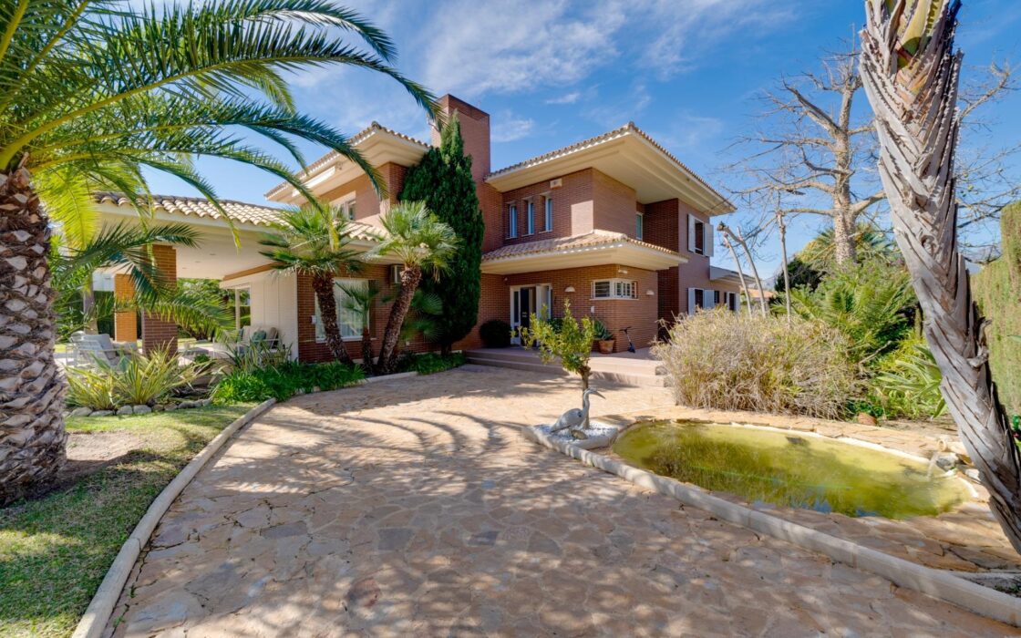 Эксклюзивная вилла в Бенидорме с террасой и бассейном