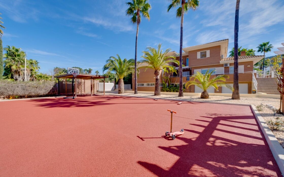 Эксклюзивная вилла в Бенидорме с террасой и бассейном